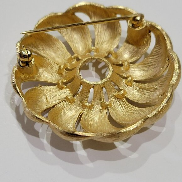 Vintage CROWN TRIFARI Spiral Pinwheel Brooch Gold-tone Brushed Texture - Picture 6 of 6